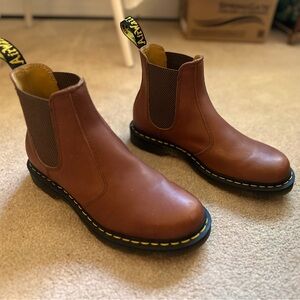 Dr Martens • CARRARA LEATHER CHELSEA BOOTS • Saddle Tan • W11